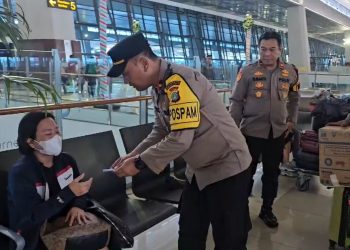 Korban Penipuan menangis, mendapat bantuan Tiket Pesawat dari Personel Polres Bandara Soekarno Hatta
