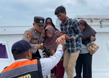Aksi Heroik Polisi Evakuasi Lansia Sakit Turun Dari Kapal Dermaga Kali Adem