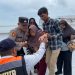 Aksi Heroik Polisi Evakuasi Lansia Sakit Turun Dari Kapal Dermaga Kali Adem