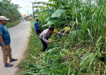 Bhabinkamtibmas Muaragembong Ajak Warga Gotong Royong di “Jum’at Bersih”