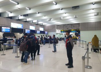 Nataru, Polisi Imbau Masyarakat Tertib Antrian di Area Chek In Bandara Soetta