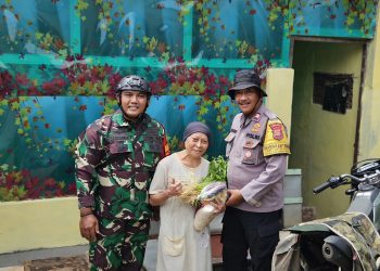 Doa Tulus Lansia untuk Bhabin yang Berbagi Sembako di Bekasi