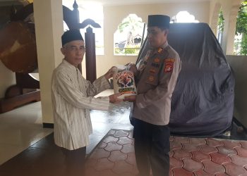 Sambang ke Masjid Polisi berikan bantuan beras kepada marbot masjid