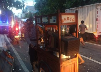 Peduli dan Cepat Tanggap, Polisi Bantu Pedagang Bakso yang Alami Musibah