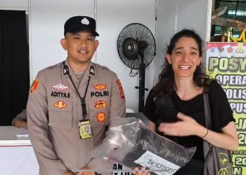 Polisi Bandara Soetta Bantu WNA Lebanon Temukan Jaket yang Tertinggal di Pesawat