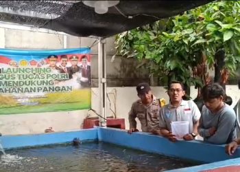 Dukung Ketahanan Pangan, Bhabinkamtibmas Dampingi Petani Ikan di Kali Baru