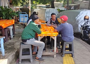 Bhabinkamtibmas Pegangsaan Sambangi Warga di Jalan Bonang, Ajak Jaga Keamanan