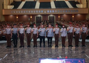 Kadivhumas Berikan Pin Brivet Kepada 10 Taruna Akpol Dengan Nilai Sertifikasi Kehumasan Terbaik