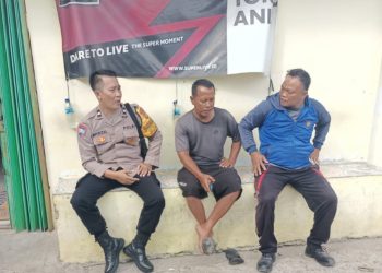 Bhabinkamtibmas Pulau Kelapa Aipda Sahrizal Sambangi Tokoh Masyarakat, Perkuat Silaturahmi dan Kamtibmas