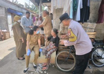 Bhabinkamtibmas Bojong Menteng Evakuasi ODGJ untuk Perawatan Medis
