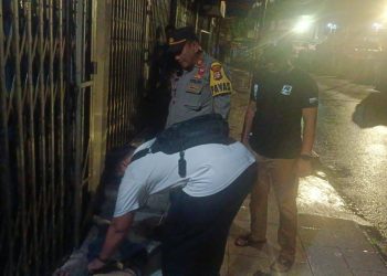 Respons Cepat Polsek Tambora, Bantu Pria Sakit di Bawah Flyover Pasar Pagi