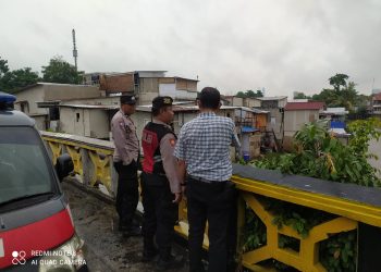 Polsek Matraman Tinjau Genangan Air di Sungai Ciliwung