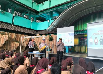 Siswa SMP 53 Diajak Tertib Lalu Lintas Lewat Polisi Peduli Pendidikan