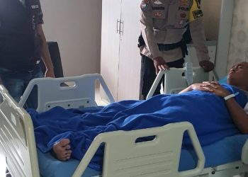 Bhabinkamtibmas Jatibening Bantu Warga Diduga ODGJ ke RS