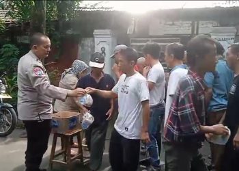 Bhabinkamtibmas Menteng Giat Jumat Berkah Di Warteg Bude