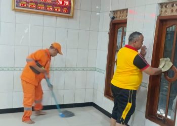 Aksi Peduli Jumat Beribadah: Polisi, TNI, dan Warga Bersihkan Musholla Di Tambora