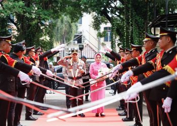 Kombes Pol Twedi Aditya Bennyahdi Resmi Serahkan Tongkat Kepemimpinan kepada Kombes Pol Mustofa sebagai Kapolres Metro Bekasi