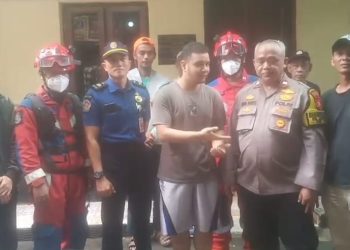 Bhabinkamtibmas Polsek Tambora dan Tim Rescue Bantu Evakuasi Jenazah di Rumah Sederhana Jembatan Besi