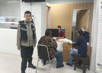 Bhabinkamtibmas Jaticempaka Dampingi Warga Diduga ODGJ Jalani Perawatan di RS Duren Sawit