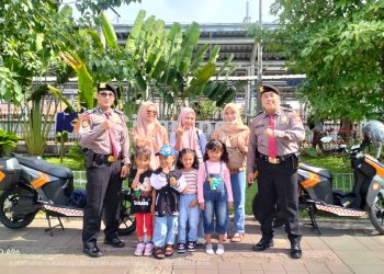 Sat Pam Obvit Polres Metro Bekasi Berikan Pelayanan Terbaik untuk Penyandang Disabilitas di Stasiun Cikarang