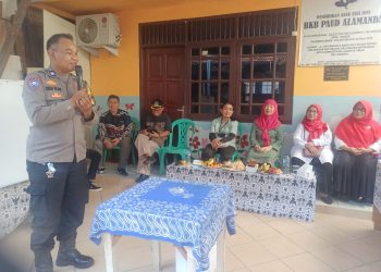 Bhabinkamtibmas Sampaikan Pesan Keamanan pada Pemilihan Ketua RT di RW 04 Kayu Manis