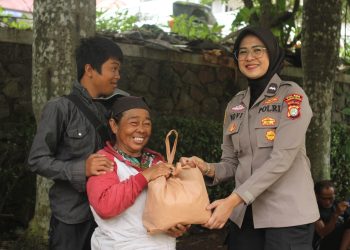 Jaga Kamtibmas, Polwan Polres Tangsel Gelar Patroli Mobile Sekaligus Aksi Sosial
