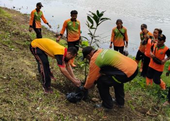 Tanam puluhan bibit pohon, jajaran Samapta Polres Metro Jakarta Timur dukung Ketahanan pangan