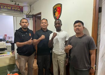 WNA Asal Afrika Apresiasi Profesionalitas Polsek Tambora Yang Berhasil Menemukan Barang Miliknya Saat Menaiki KRL