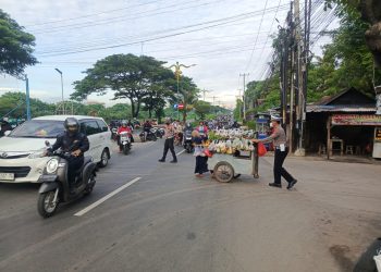 Kanit Gakkum Sat Lantas Polres Metro Bekasi Tunjukkan Kepedulian dengan Membantu Pedagang Kaki Lima Sebrangi Jalan