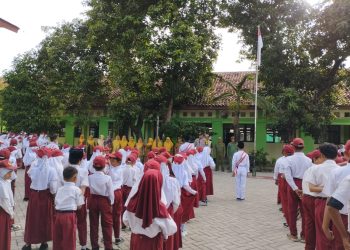 Bhabinkamtibmas Kelurahan Wanasari Tanamkan Sikap Nasionalis Sejak Dini Melalui Kegiatan Police Goes to School