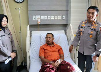 Kapolres Metro Depok Jenguk AKP Imam Suyono yang Sakit di RSUI Depok