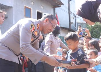 Kapolres Metro Jakarta Timur Bagikan 300 Paket Nasi Gratis di Kampung Pulo