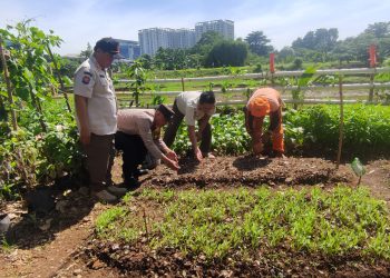 Bhabinkamtibmas Cikoko Edukasi Warga Manfaatkan Bantaran Kali Ciliwung untuk Ketahanan Pangan