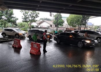 Polsek Pesanggrahan Atur Lalu Lintas di Titik Rawan Macet, Jamin Kelancaran dan Keamanan
