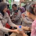 Bhakti sosial Polres Metro Jakarta Timur bagikan nasi gratis ke warga kurang mampu