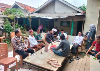Bhabinkamtibmas Polsek Cikarang Barat Bantu Pemakaman Warga, Wujudkan Kepedulian Polri