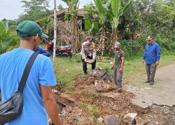 Bhabinkamtibmas Desa Karang Mulya dan Kepala Desa Gelar Jumsih, Warga Antusias Gotong Royong