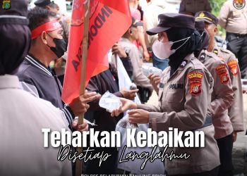 Aksi Humanis Polres Pelabuhan Tanjung Priok Bagikan Minum dan Buah Saat Unjuk Rasa