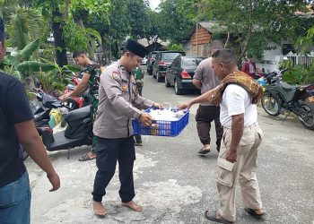 Jumat Berkah: Polisi Bagikan Makanan Gratis untuk Jamaah Salat Jumat di Cakung