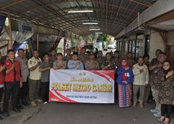 Polsek Metro Gambir Gelar Giat Jumat Berkah, Bagikan 200 Kotak Nasi untuk Warga
