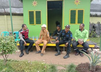 Unit Samapta Polsek Cipayung Patroli di TPU Bambu Apus, Warga Diminta Tetap Waspada