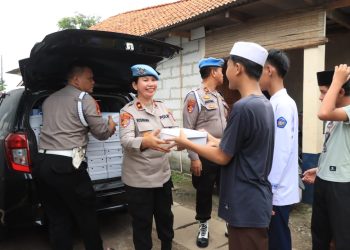 Divisi Propam Polri Tebar Kebaikan dan Keberkahan, Bagikan 350 Nasi Kotak di Masjid Al-Falah Bekasi