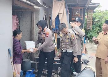Jum’at Berkah, Polsek Kedung Waringin Bagikan Sembako untuk Warga Kurang Mampu