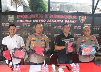 Berselisih Hingga Tusuk Punggung Tetangga Secara Bertubi, Dua Pria Ditangkap Polsek Tambora