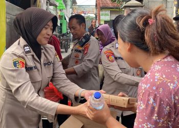 Bhakti sosial Polres Metro Jakarta Timur bagikan nasi gratis ke warga kurang mampu