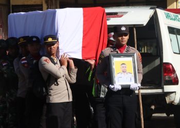 Gugur dalam Tugas, Jenazah Bripka Anumerta Ronald M. Enok Diterbangkan ke Jayapura dan Dimakamkan di Sentani