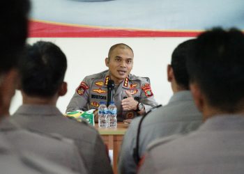 Kapolres Metro Bekasi Beri Arahan ke Personel Polsek Cikarang Pusat Saat Kunjungan Kerja