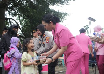 Polwan Polres Metro Jaktim Bersama Bhayangakari Cabang Metro Jaktim Bagikan 300 Nasi Kotak untuk Warga di Slum Area Pasar Rebo