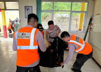 Brimob Bergerak Bantu Evakuasi Korban Banjir dan Longsor di Jateng