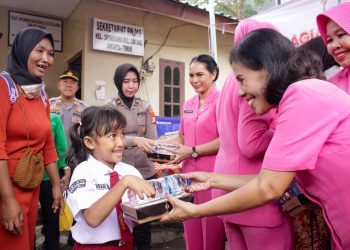 Polres Metro Jakarta Timur Bersama Bhayangkari Bagikan Makan Gratis untuk Warga Slum Area